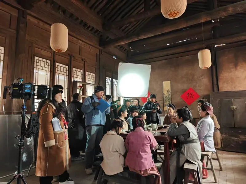 影视剧组拍摄现场的群演与工作人员
